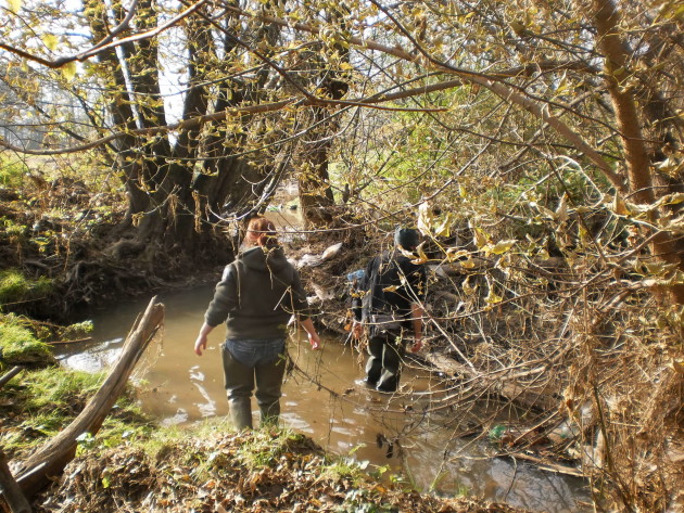 Pracovníci Štátnej ochrany prírody CHKO Poľana pri dohľadávaní korýtok riečnych pri jednej z hlbočín v odrezanom koryte potoka. Voda v niektorých hlbočinách dosahovala až 1,4 m. 