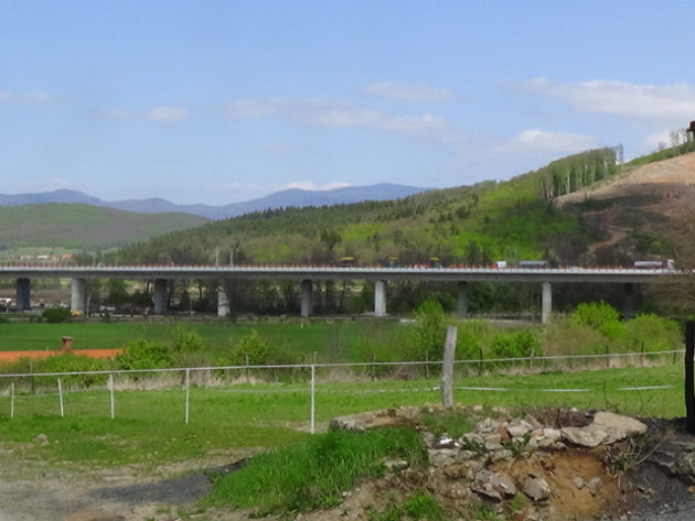 Pohľad na most R2 z Masarykovho dvora v obci Pstruša. 
