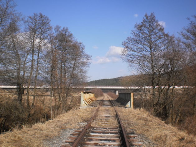 Pohľad na druhý most na R2 pri Pstruši premosťujúci v súčastnosti nevyužívanú železničnú trať k Podpolianskym strojárňam a potok Hradná tiež nazývaný Dúbravský potok 