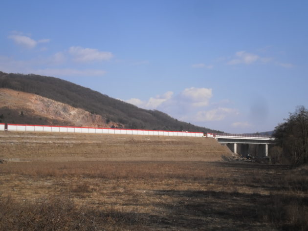 Teleso násypu R2 z ktorého vychádza most prechádzajúci cez rieku Slatina smere k železničnej trati. 