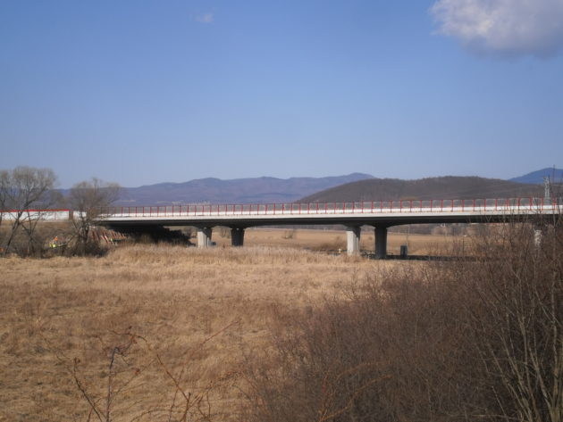 Pohľad na časť mosta premosťujúci železničnú trať k Podpolianskym strojárňam a potok Hradná